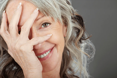 Мифы о седых волосах: что на самом деле правда?